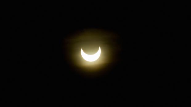 Eclipse parcial do sol no céu da cidade de Sopron, na fronteira austro-húngara.