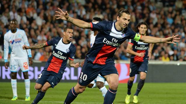 Ibrahimovic comemora gol em partida do Paris Saint Germain e Olimpique de Marselha, válida pelo Campeonato Francês, no estádio Velodrome Ibrahimovic comemora gol em partida do Paris Saint Germain e Olimpique de Marselha, válida pelo Campeonato Francês, no estádio Velodrome