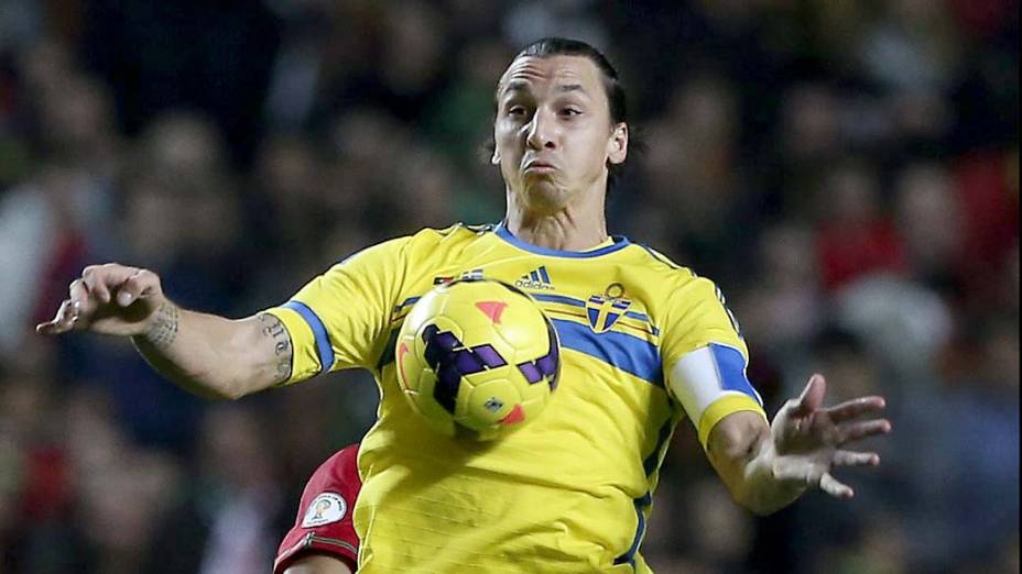 Jogador da Suécia, Ibrahimovic, durante partida contra Portugal, pelas eliminatórias da Copa dao Mundo, em Lisboa