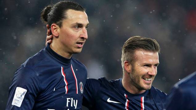 Ibrahimovic comemora com David Beckham, após seu gol contra o Olympic de Marseille pelo campeonato francês Ibrahimovic comemora com David Beckham, após seu gol contra o Olympic de Marseille pelo campeonato francês