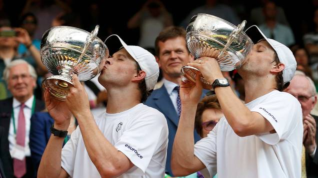 Os irmãos Bob e Mike Bryan ficaram com o título nas duplas após vencerem o brasileiro Marcelo Melo e o croata Ivan Dodig na final em Wimbledon Os irmãos Bob e Mike Bryan ficaram com o título nas duplas após vencerem o brasileiro Marcelo Melo e o croata Ivan Dodig na final em Wimbledon