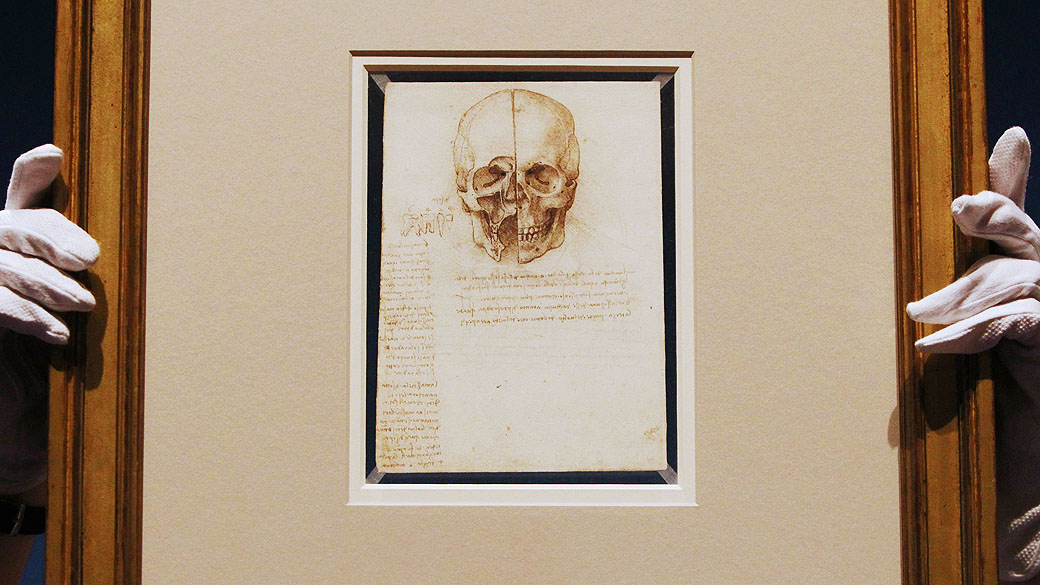 Funcionário posa com desenho artista Leonardo da Vinci "Um crânio seccionado, 1489" na Queen's Gallery no Palácio de Buckingham em Londres