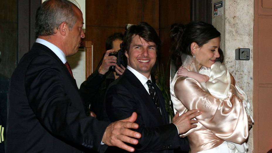 Katie Holmes e Tom Cruise deixam restaurante em Roma, em 2006