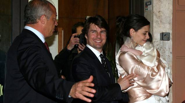 Katie Holmes e Tom Cruise deixam restaurante em Roma, em 2006 Katie Holmes e Tom Cruise deixam restaurante em Roma, em 2006