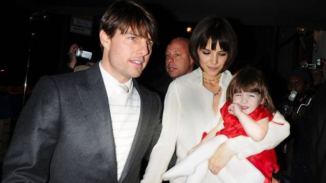 <br><br> Katie Holmes e Tom Cruise deixam hotel em Nova York com sua filha Suri em 2008<br> <br><br> <br><br> Katie Holmes e Tom Cruise deixam hotel em Nova York com sua filha Suri em 2008<br> <br><br>