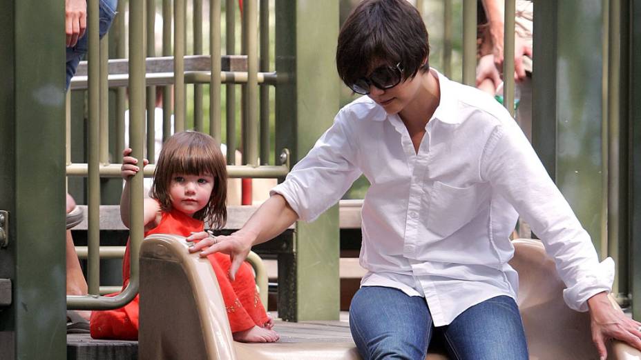 Katie Holmes brinca em parque de Manhattan com a filha Suri Cruise