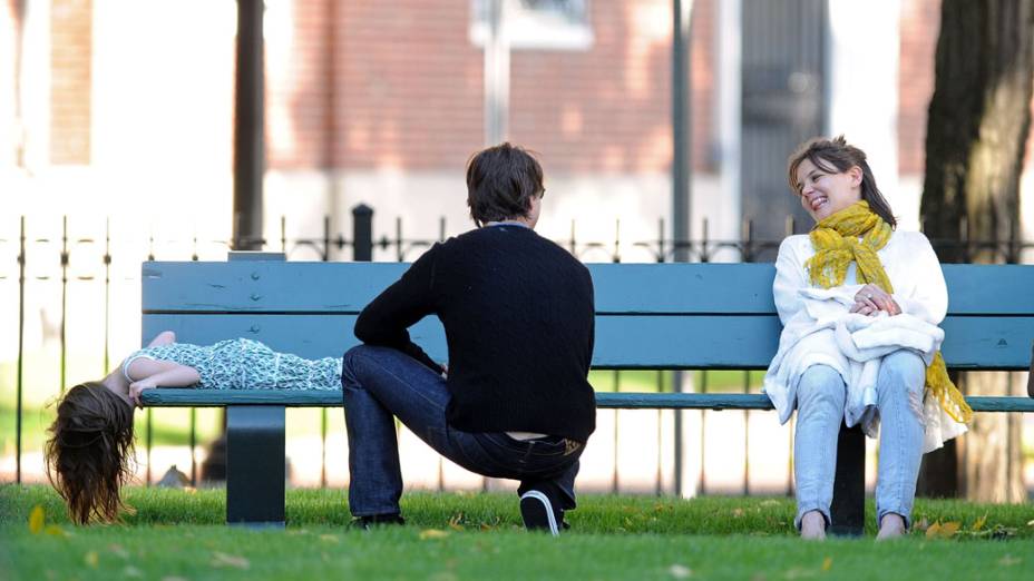 Suri Cruise, Katie Holmes e Tom Cruise em visita a Charles River Basin em Cambridge, Massachusetts em outubro de 2009