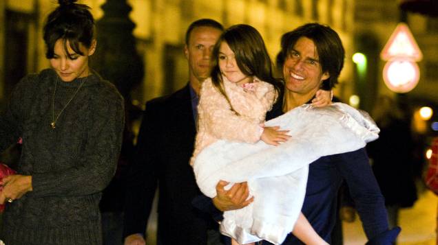 Tom Cruise passeia com a mulher Katie Holmes e a filha Suri em setembro de 2010, na cidade de Praga, República Checa Tom Cruise passeia com a mulher Katie Holmes e a filha Suri em setembro de 2010, na cidade de Praga, República Checa