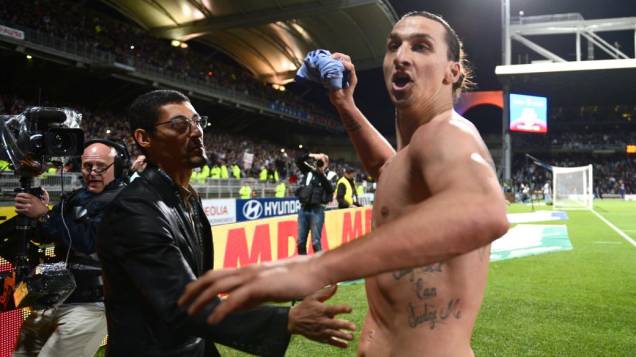 Ibrahimovic na comemoração do título do PSG, em Lyon Ibrahimovic na comemoração do título do PSG, em Lyon