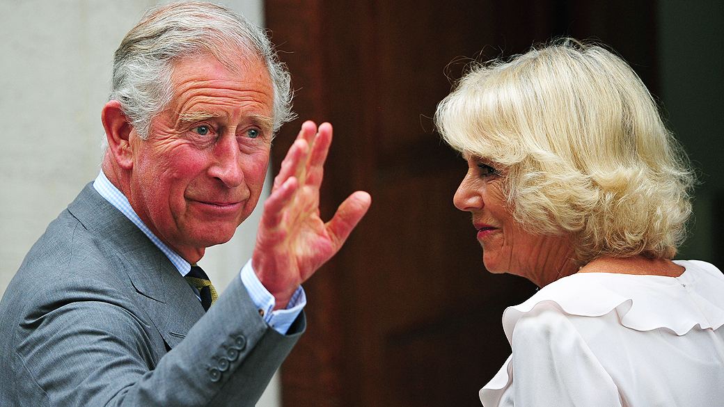 Príncipe Charles visita bebê de Kate e William