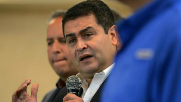O candidato de direita Juan Orlando Hernández discursa em Tegucigalpa