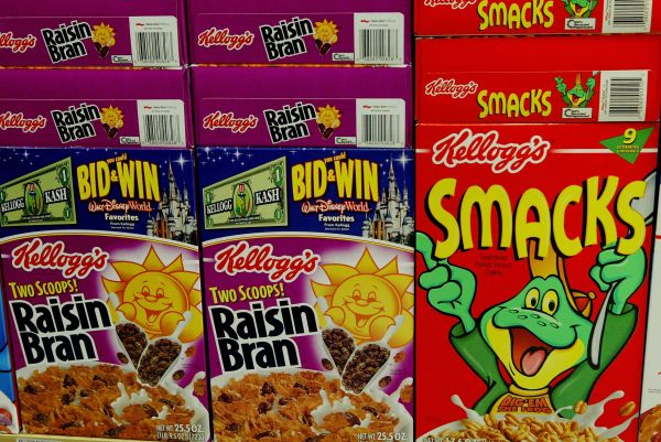 Prateleira de supermercado americano com cereais produzidos pela Kellogg