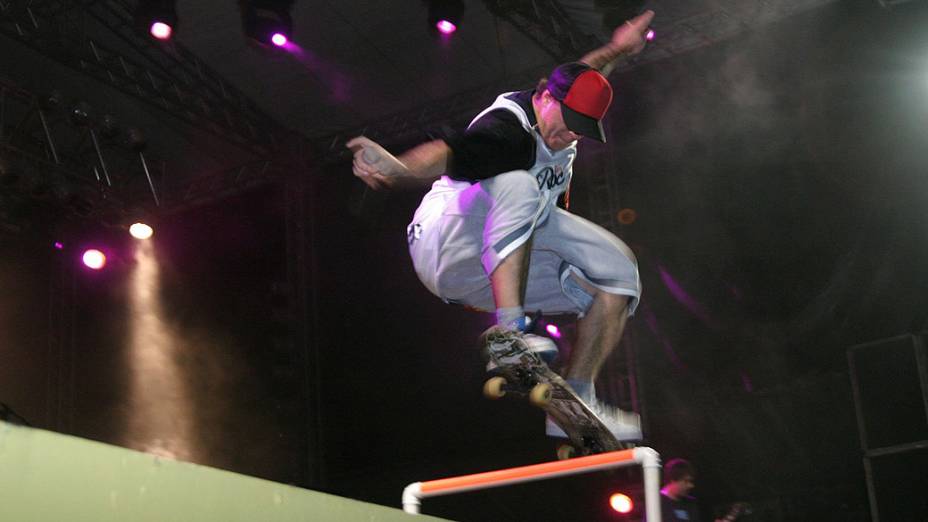 Chorão anda de skate durante apresentação do Charlie Brown Jr. em Teresina, em 2004