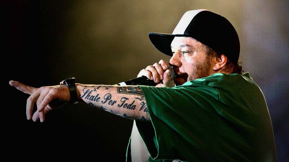 Chorão, vocalista da banda Charlie Brown Jr., se apresenta na terceira noite do Festival de Verão de Salvador, em 2010