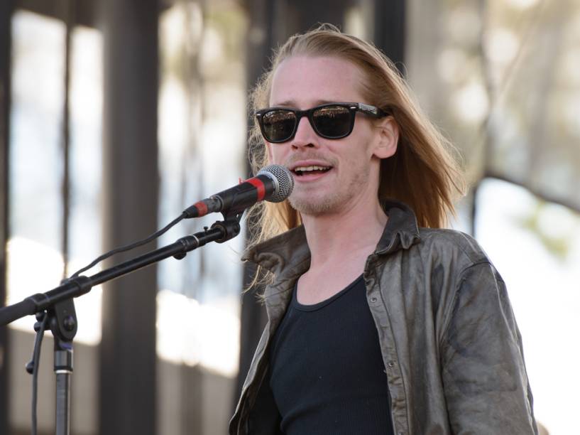  Macaulay Culkin se apresenta com sua banda The Pizza Underground no Riot Fest Chicago 2014