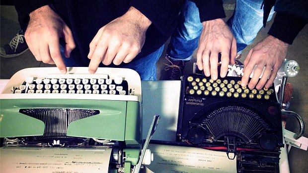 "No computador, você digita muito mais rápido do que o pensamento. Numa máquina de escrever, é preciso pensar", diz Brandi Kowalski, de 33 anos