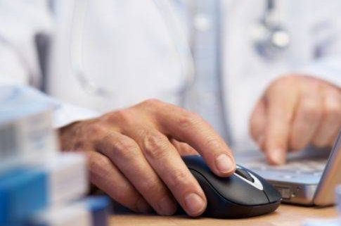 médico computador