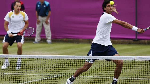 Tenistas brasileiros Marcelo Melo e Bruno Soares ao lado do placar mostrando a duração da partida depois da vitória sobre os checos Radek Stepanek e Tomas Berdych no torneio olímpico de tênis Tenistas brasileiros Marcelo Melo e Bruno Soares ao lado do placar mostrando a duração da partida depois da vitória sobre os checos Radek Stepanek e Tomas Berdych no torneio olímpico de tênis