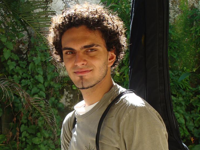 Rian Brito, neto de Chico Anysio, foi encontrado morto em uma praia do Rio de Janeiro. Segundo seus pais, o rapaz passou a apresentar distúrbios psiquiátricos após consumir chá de ayahuasca em reuniões da seita Porta do Sol