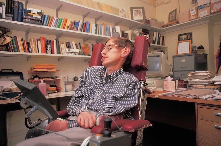 Desde 1985, Stephen Hawking fala por meio de um sintetizador de voz, que diz as palavras registradas em um computador. Isso acontece por causa de uma doença degenerativa que causou a paralisia quase completa do seu corpo