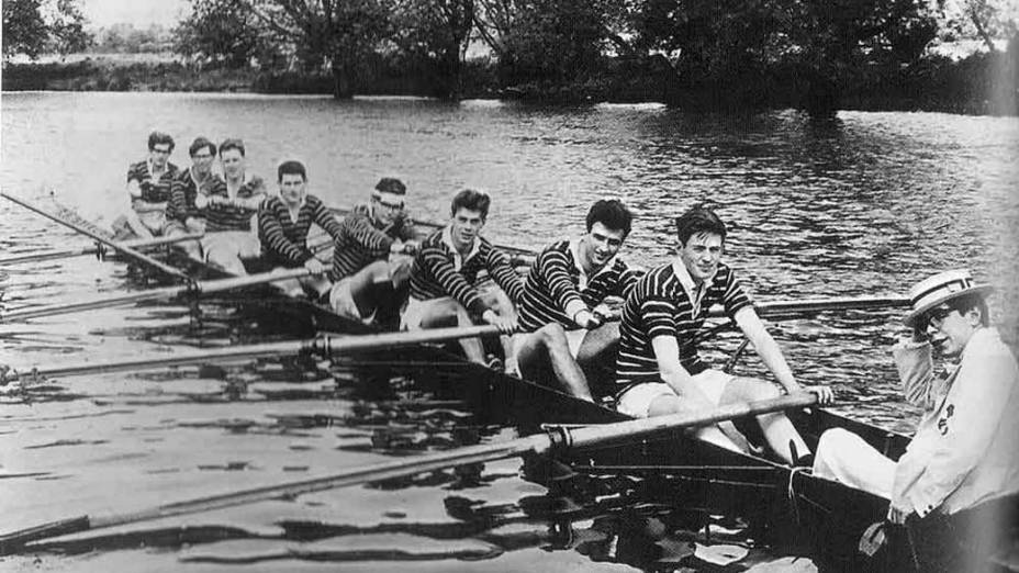 <p>Em seus dias de estudante na Universidade de Oxford, Hawking era timoneiro do barco dos colegas de faculdade</p> <p>Em seus dias de estudante na Universidade de Oxford, Hawking era timoneiro do barco dos colegas de faculdade</p>