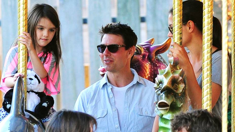 Tom Cruise, Katie Holmes e Suri no carrossel em parque de diversões na cidade de Pittsburgh, na Pensilvânia Tom Cruise, Katie Holmes e Suri no carrossel em parque de diversões na cidade de Pittsburgh, na Pensilvânia