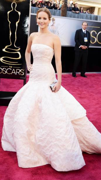 Jennifer Lawrence, de O Lado Bom da Vida, passa pelo tapete vermelho, na chegada ao Oscar 2013