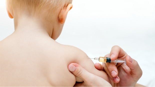Mudanças no calendário de vacinação: a vacina pneumocócica 10 valente, contra pneumonia, terá apenas duas doses e uma de reforço; a terceira dose da imunização contra a poliomielite passa a ser injetável; a dose de reforço da vacina meningocócica C (conjugada) passa a ser administrada aos 12 meses e agora serão necessárias apenas duas doses da vacina contra o HPV para uma imunização completa