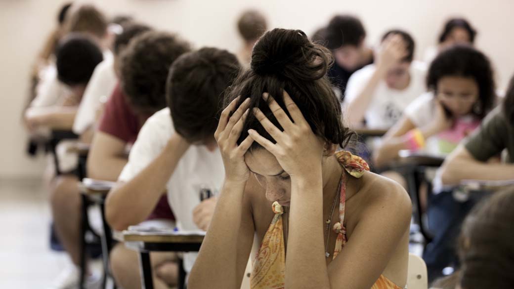 O ProUni oferece bolsas de estudos parciais e integrais em instituições particulares de educação superior, com base na nota do Exame Nacional do Ensino Médio (Enem).