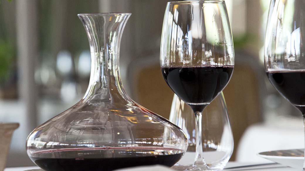 Taças de vinho a serem servidas