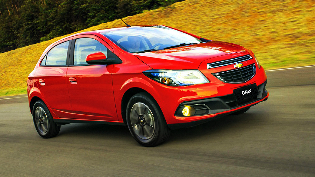 Chevrolet Onix - Principal lançamento da General Motors do Brasil em 2012, o compacto desembarcou nas revendas em novembro, equipado com motores 1.0 (LT e LS) ou 1.4 (LTZ), câmbio manual de cinco marchas ou automático de seis velocidades, a partir de 29.990 reais. A versão topo de linha LTZ, automática, pode custar 41.990 reais. Produzido em Gravataí, no Rio Grande do Sul, o Onix vem de série com direção hidráulica, airbags, freios com ABS vem de série