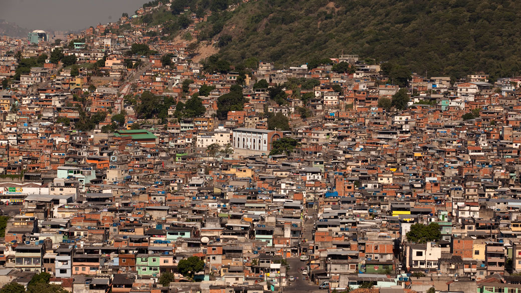 Visão geral da favela Caracol, complexo da Penha, no Rio de Janeiro