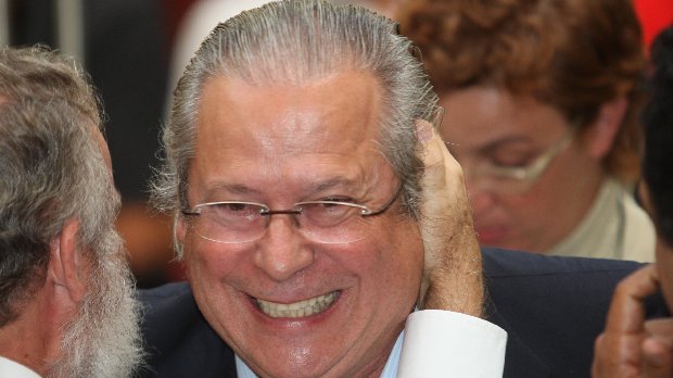 José Dirceu é paparicado por Lula em festa do PT