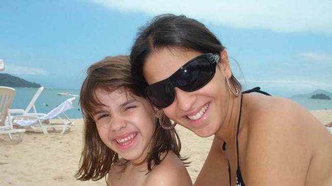 Ana Carolina Oliveira com a filha, Isabella Nardoni, de 5 anos. Em março de 2008, a criança foi espancada pela madrasta, Anna Carolina Jatobá, e arremessada pela janela do apartamento por seu pai, Alexandre Nardoni Ana Carolina Oliveira com a filha, Isabella Nardoni: pai e madrasta foram condenados pela morte da menina
