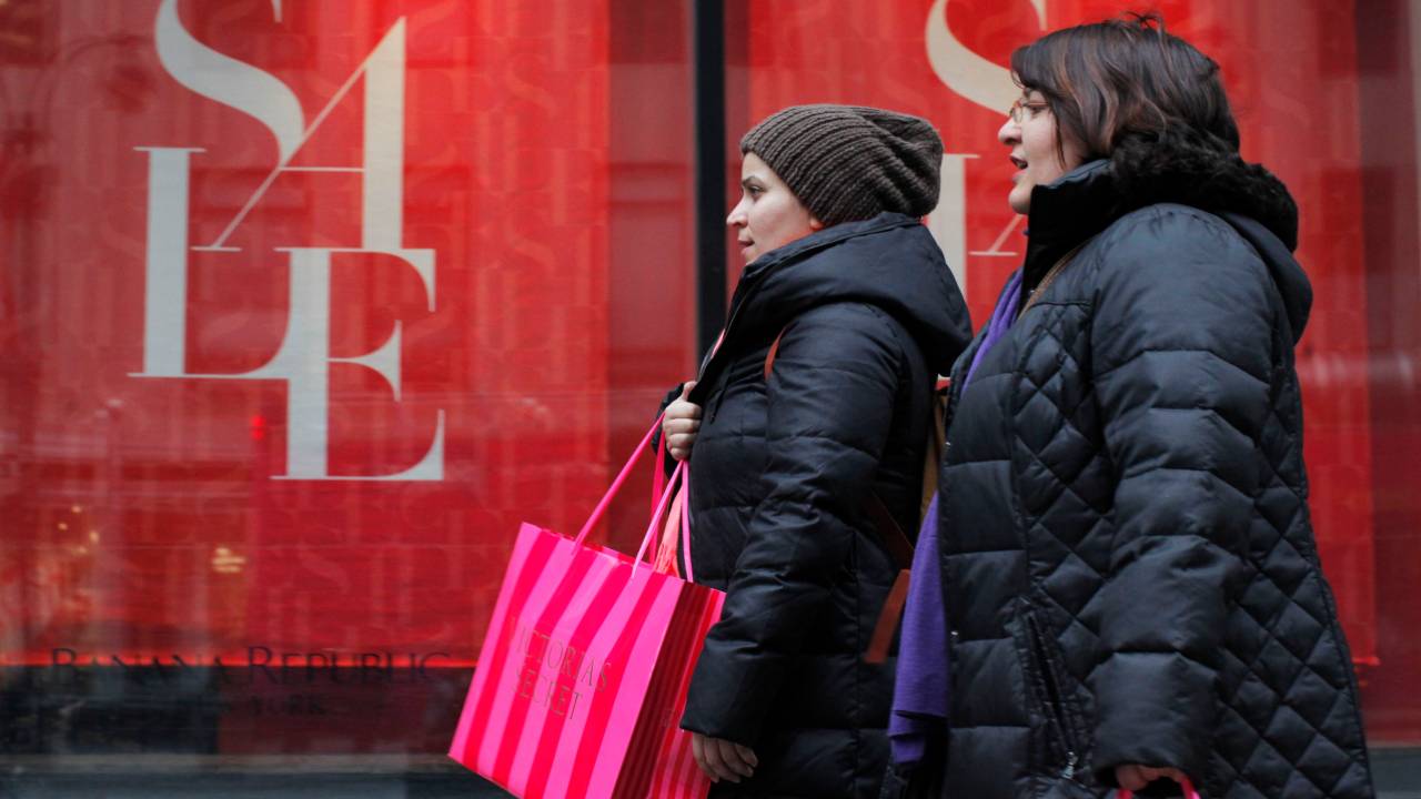 Mulheres fazem compras em Nova York, em dezembro de 2012. Os norte-americanos estão começando a sentir o aperto da decisão de Washington de abraçar medidas de austeridade destinadas a diminuir o déficit orçamentário do país. 26/12/2012 REUTERS/Eduardo Munoz