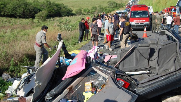 Acidente entre carro e ônibus deixa cinco mortos no RS