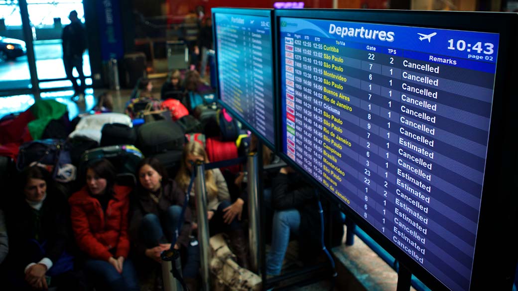 Passageiros aguardam no Aeroporto Internacional Salgado Filho, em Porto Alegre. Voos foram cancelados por causa do avanço da nuvem de cinzas do vulcão chileno Puyehue, que ocupa 70% do Rio Grande do Sul