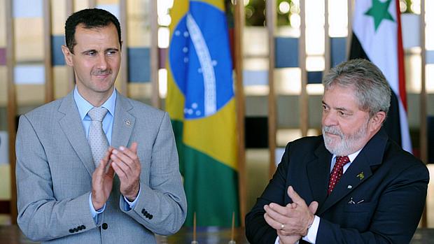 Comissão da Câmara revoga honraria concedida por Lula a Assad, ditador deposto na Síria
