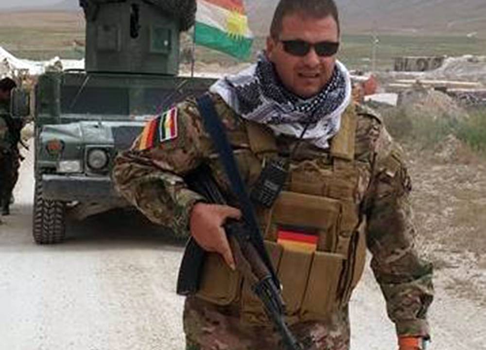 O alemão Heiko Helmuth Seibold foi fotografado em ação como mercenário junto às Forças Curdas. Ele é procurado pela Polícia Federal acusado de contrabando de urânio brasileiro