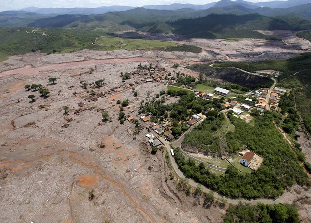 Vista geral de Bento Rodigues, distrito de Mariana soterrado por lama após rompimento de barragem da mineradora Samarco. O setor industrial brasileiro acentuou as perdas em novembro em parte devido à tragédia em Mariana, segundo o IBGE