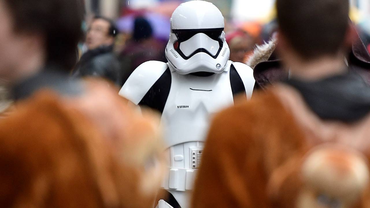 Um folião vestido como o personagem storm trooper, da saga Star Wars, durante o início do carnaval de rua em Colônia, na Alemanha