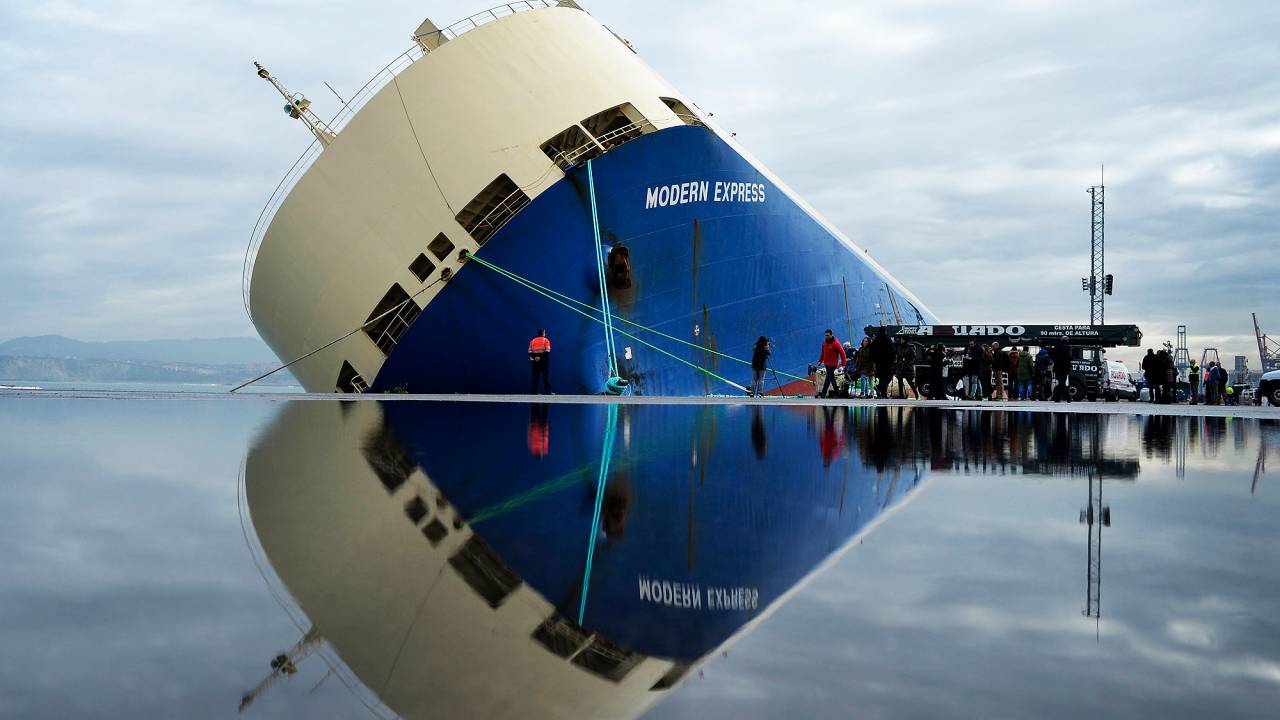 O navio cargueiro Modern Express de 164 metros de comprimento foi rebocado até o porto após passar 6 dias à deriva na Baía de Biscay