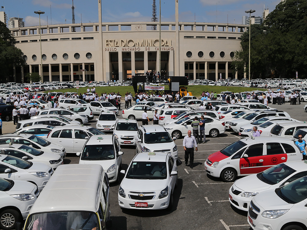 Taxistas protestam contra o uso do aplicativo Uber, em São Paulo