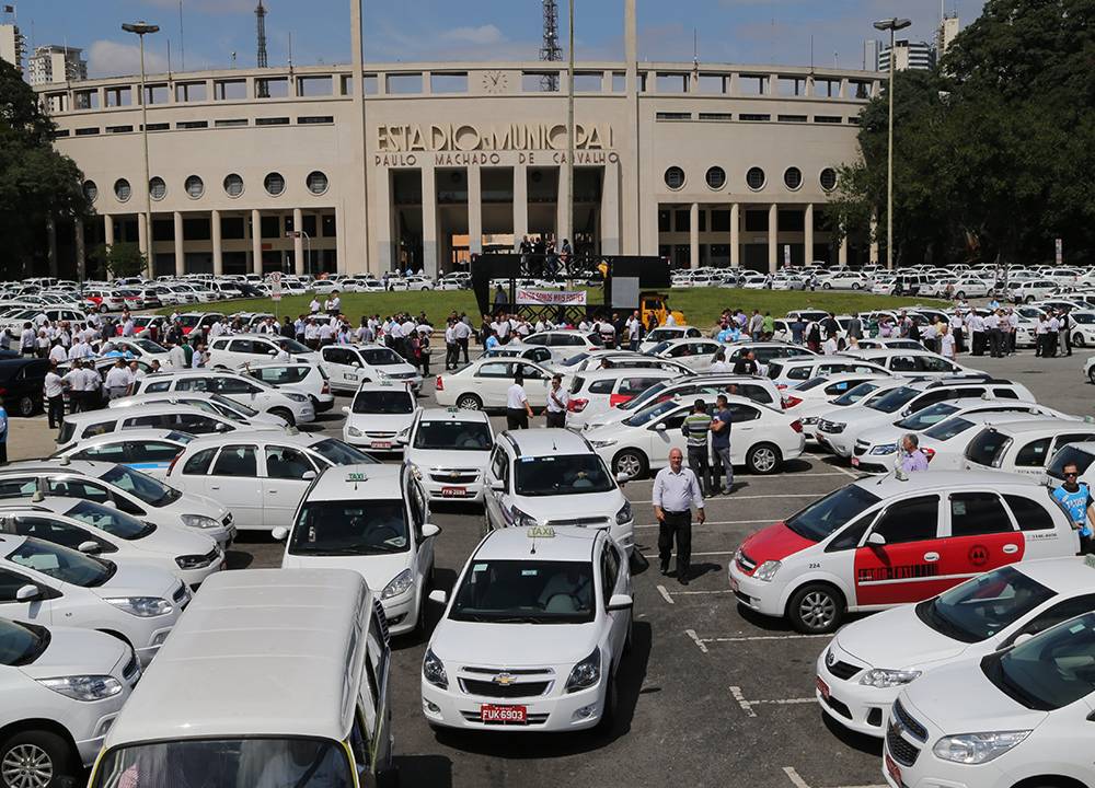 Taxistas protestam contra o uso do aplicativo Uber, em São Paulo