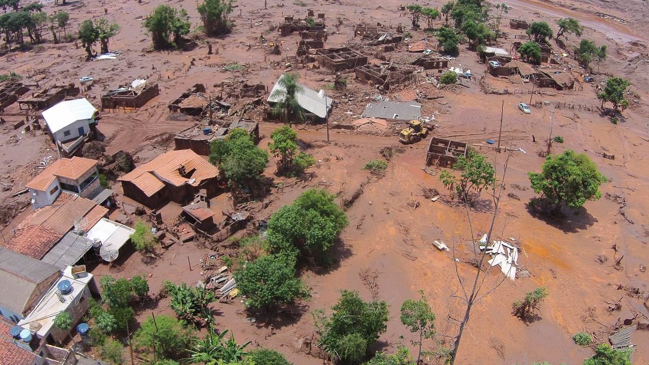 Vista da devastação provocada pelo rompimento da barragem da mineradora Samarco no distrito de Bento Rodrigues, em Mariana (MG)