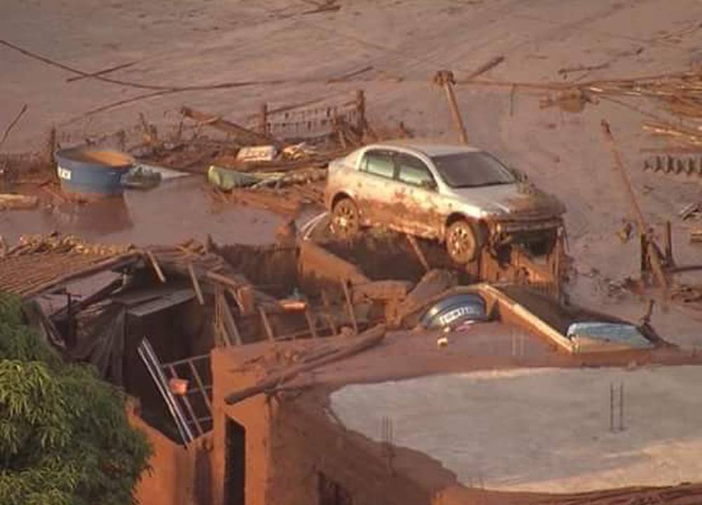 Barreira da mineradora Samarco se rompeu no distrito de Bento Rodrigues, entre Mariana e Ouro Preto, no interior de Minas Gerais - 05/11/2015