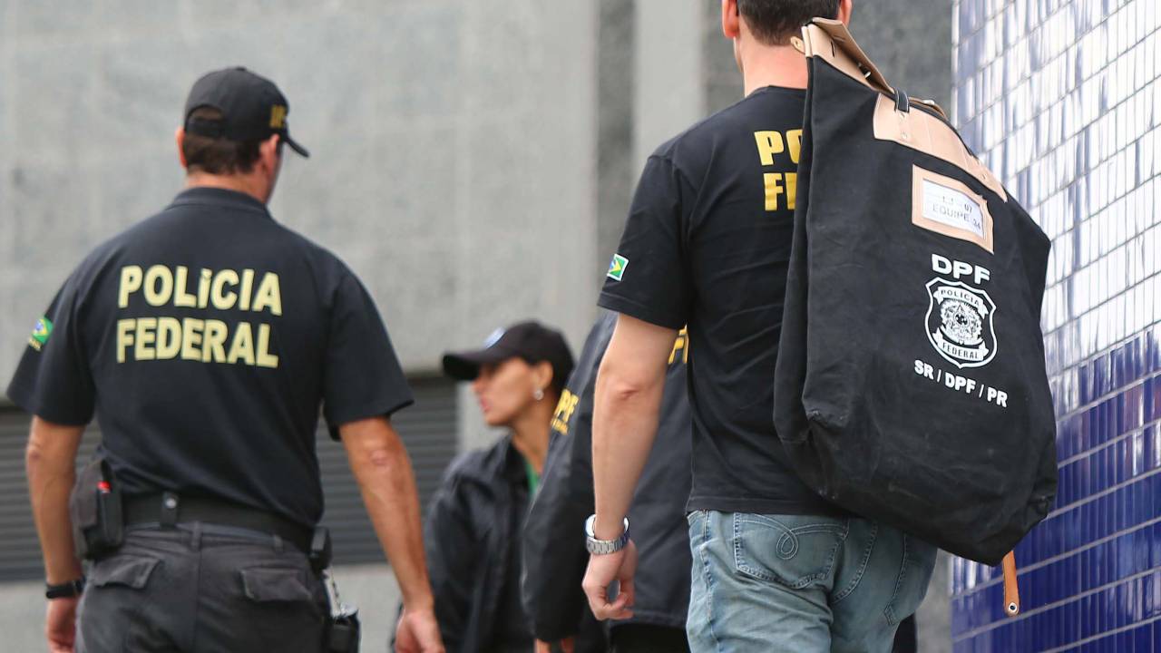 Movimentação na Superintendência da Polícia Federal no bairro da Lapa, Zona Oeste de São Paulo. A Polícia Federal deflagra a sétima fase da Operação Lava Jato, cumprindo mandados de prisão e busca e apreensão no Paraná, em São Paulo, no Rio de Janeiro, em Minas Gerais, em Pernambuco e no Distrito Federal - 14/11/2014