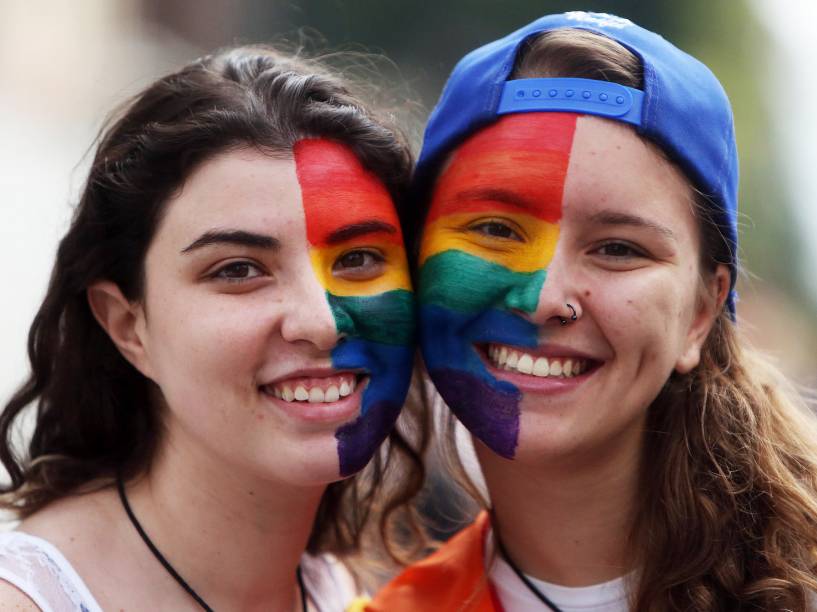 Público começa a chegar na Avenida Paulista, em São Paulo (SP), para a 20ª Parada do Orgulho LGBT.  O evento foi incluído recentemente no calendário oficial da cidade - 29/05/2016