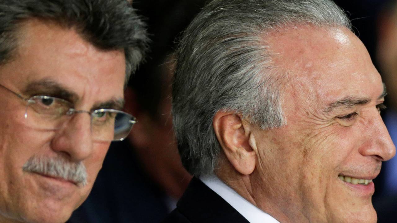 O presidente da República em exercício, Michel Temer, e o Ministro do Planejamento, Romero Jucá, durante cerimônia de posse do novo ministério no Palácio do Planalto, em Brasília (DF) - 12/05/2016