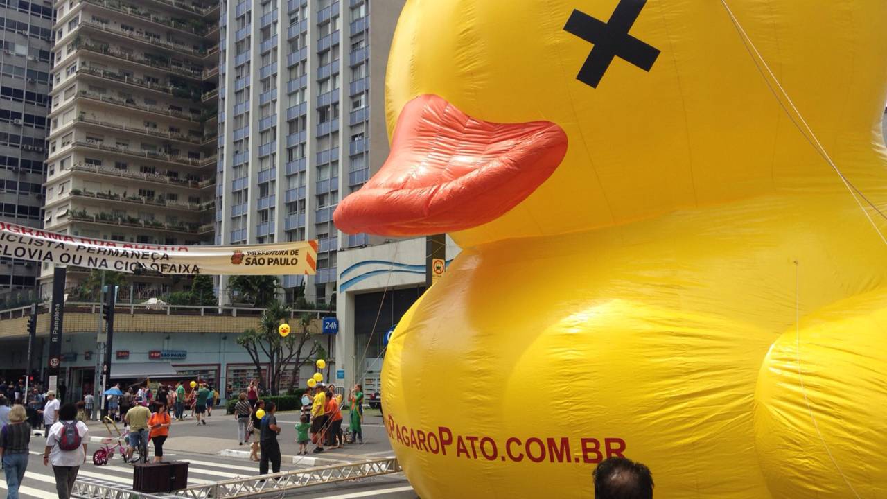 Representantes da Fiesp distribuem balões infláveis simbolizando a campanha contra a criação de novos impostos e da volta CPMF